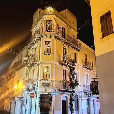 B&B L'Angolo Sulla Piazza Mirabella Imbaccari ภายนอก รูปภาพ