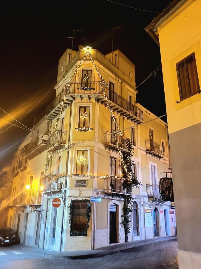 B&B L'Angolo Sulla Piazza Mirabella Imbaccari ภายนอก รูปภาพ