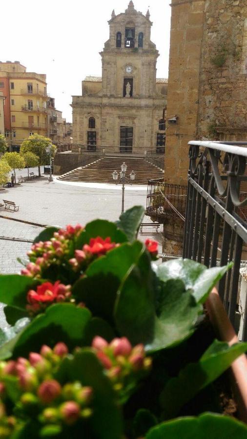 B&B L'Angolo Sulla Piazza Mirabella Imbaccari ภายนอก รูปภาพ